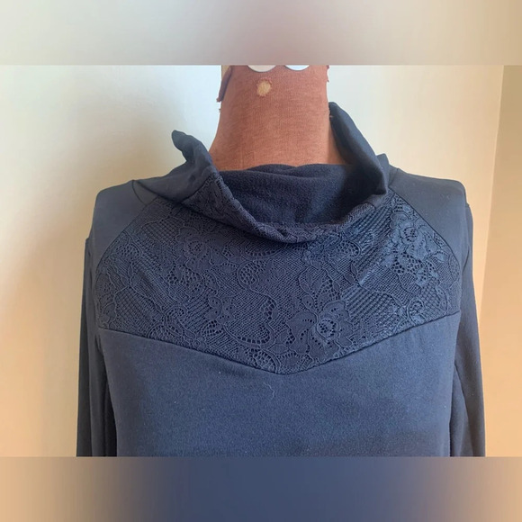 Fabletics sweatshirt, mock neck, lace - Picture 2 of 9